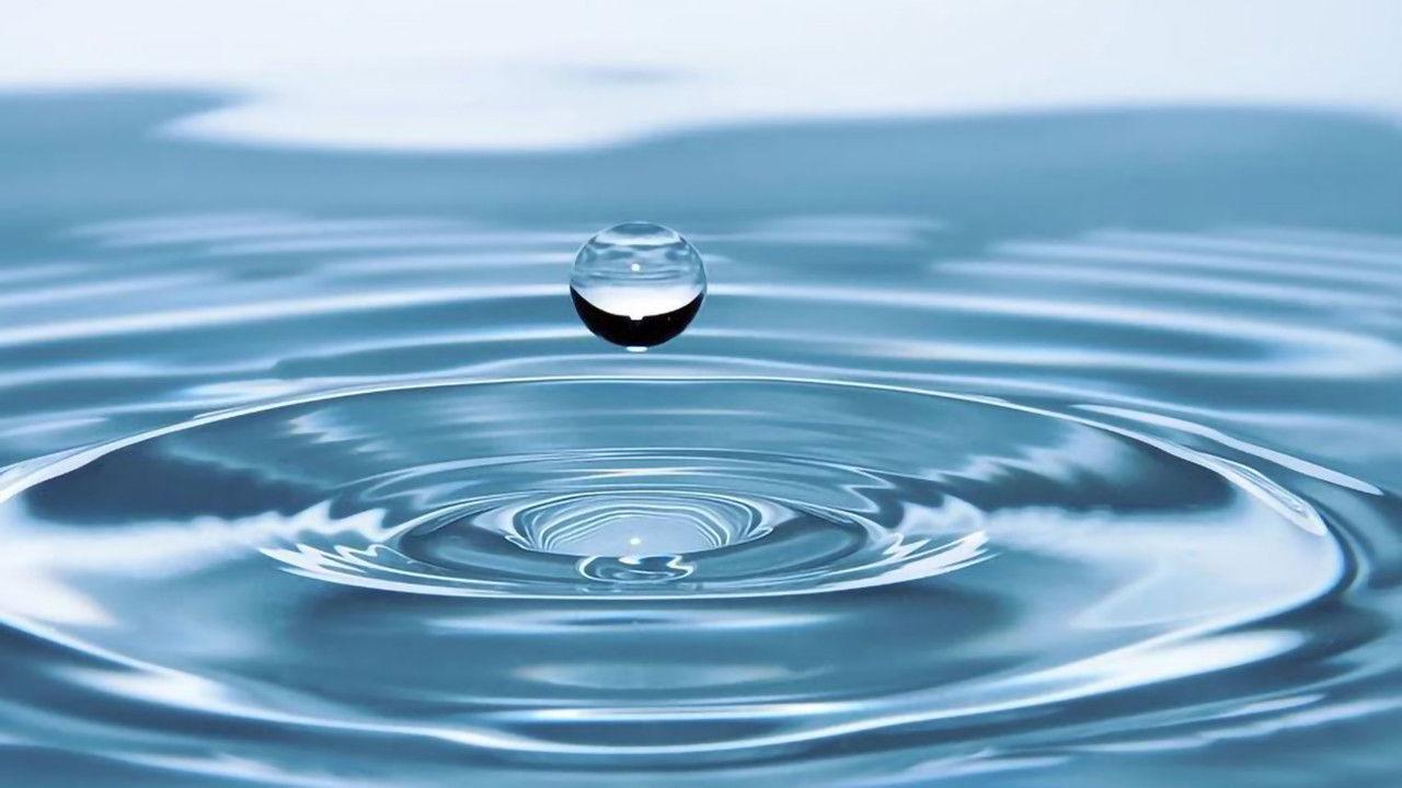 Main basse sur l'eau