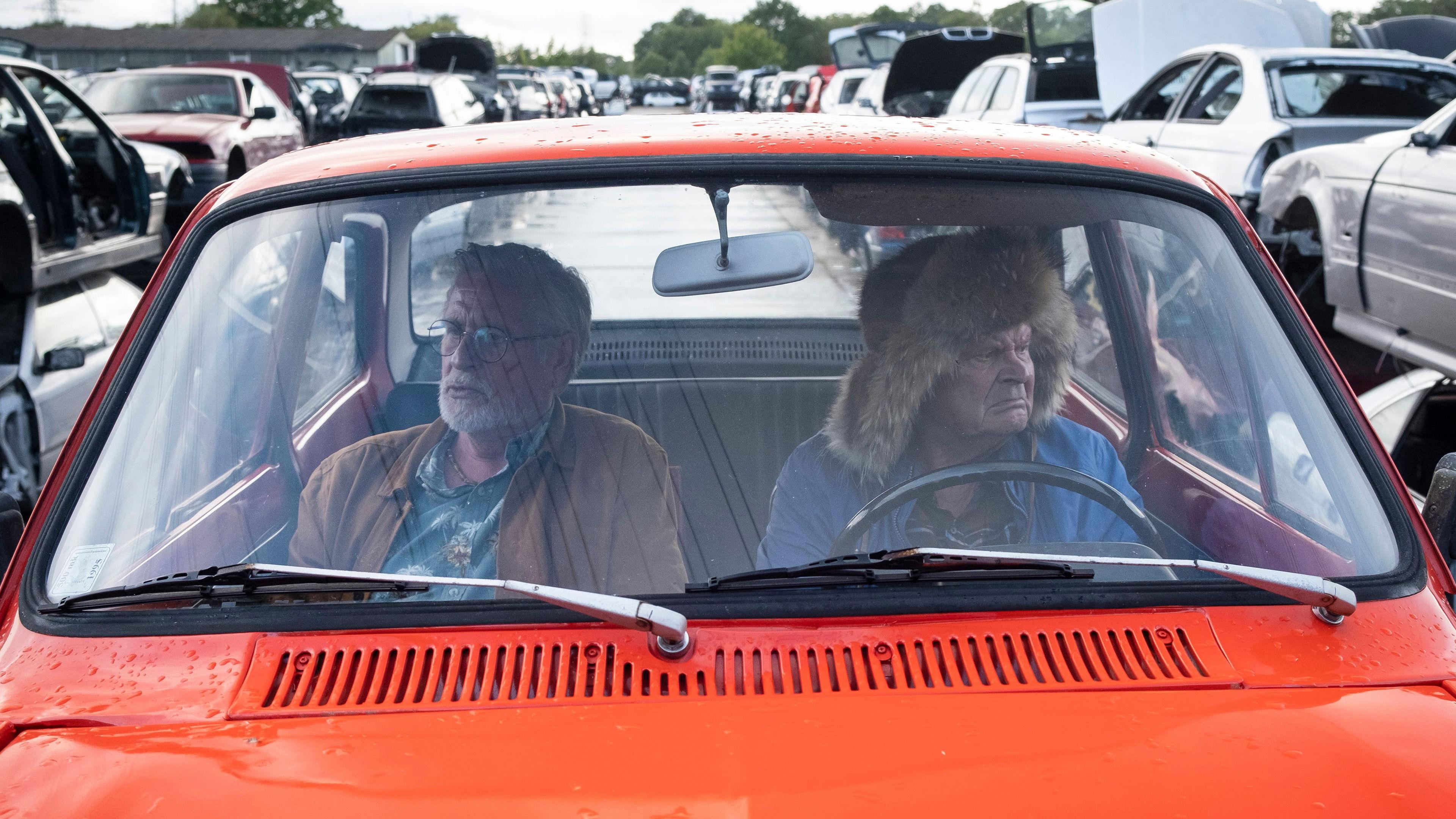 Stary człowiek w poszukiwaniu escorta