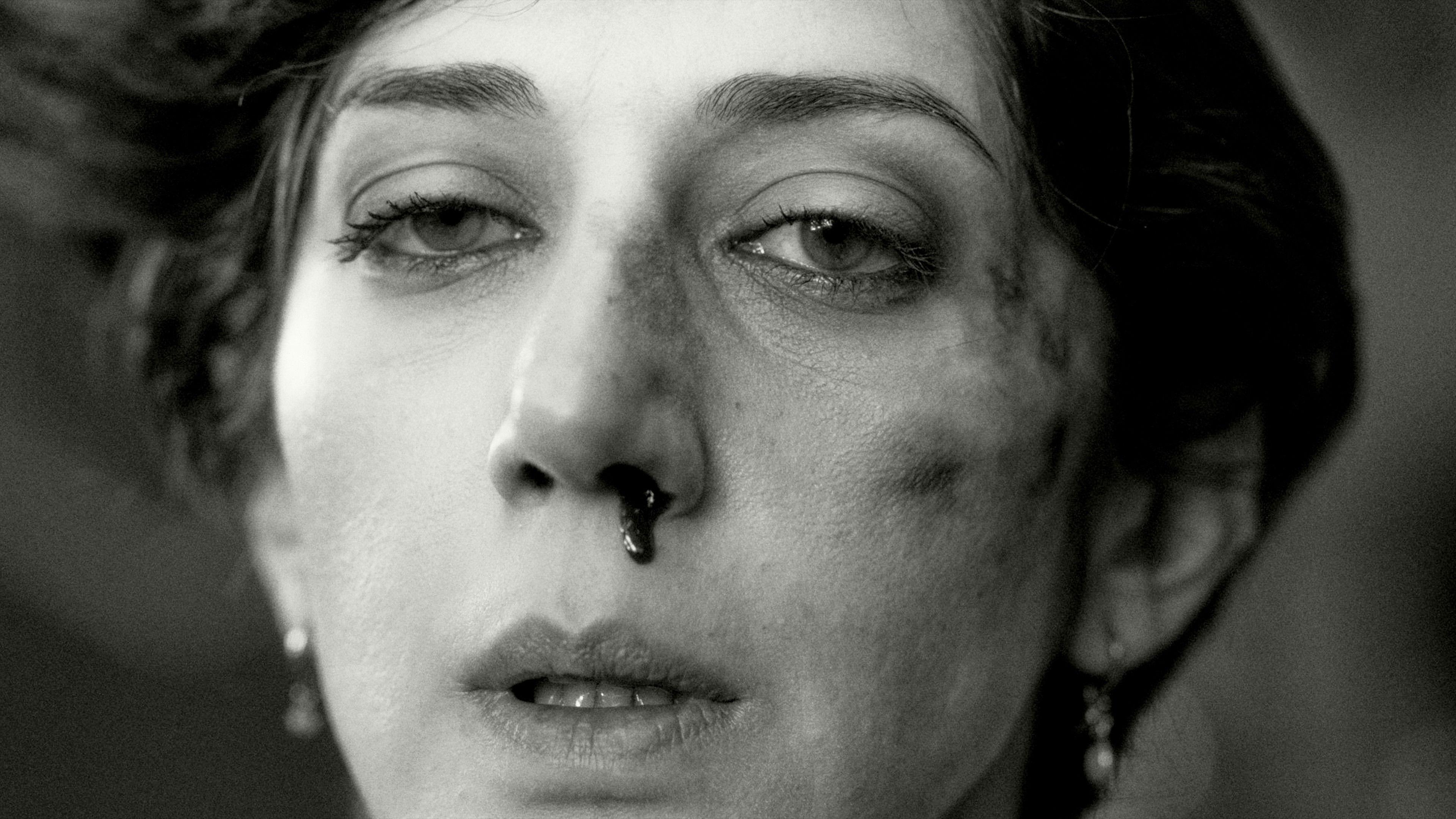 Dwie osoby wymieniające się śliną