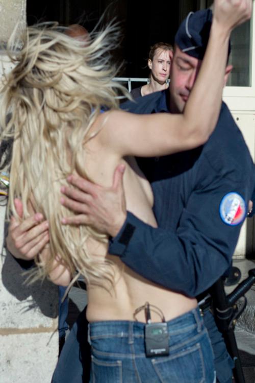 Elles livrent bataille: Nos seins, nos armes