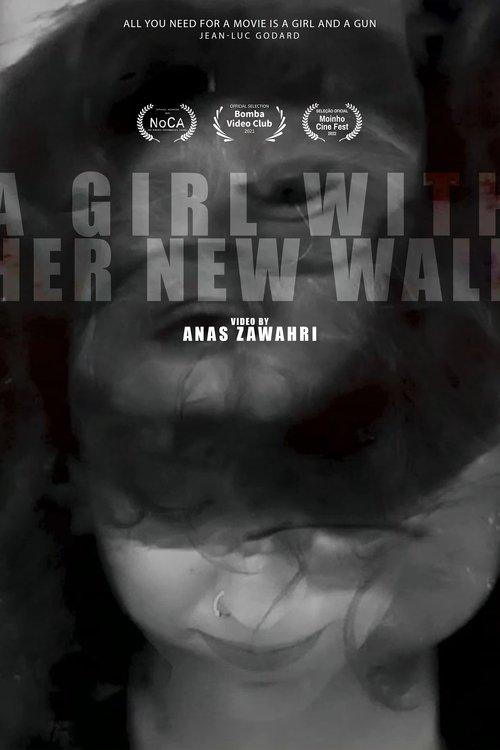 فتاة مع جدار منزلها الجديد