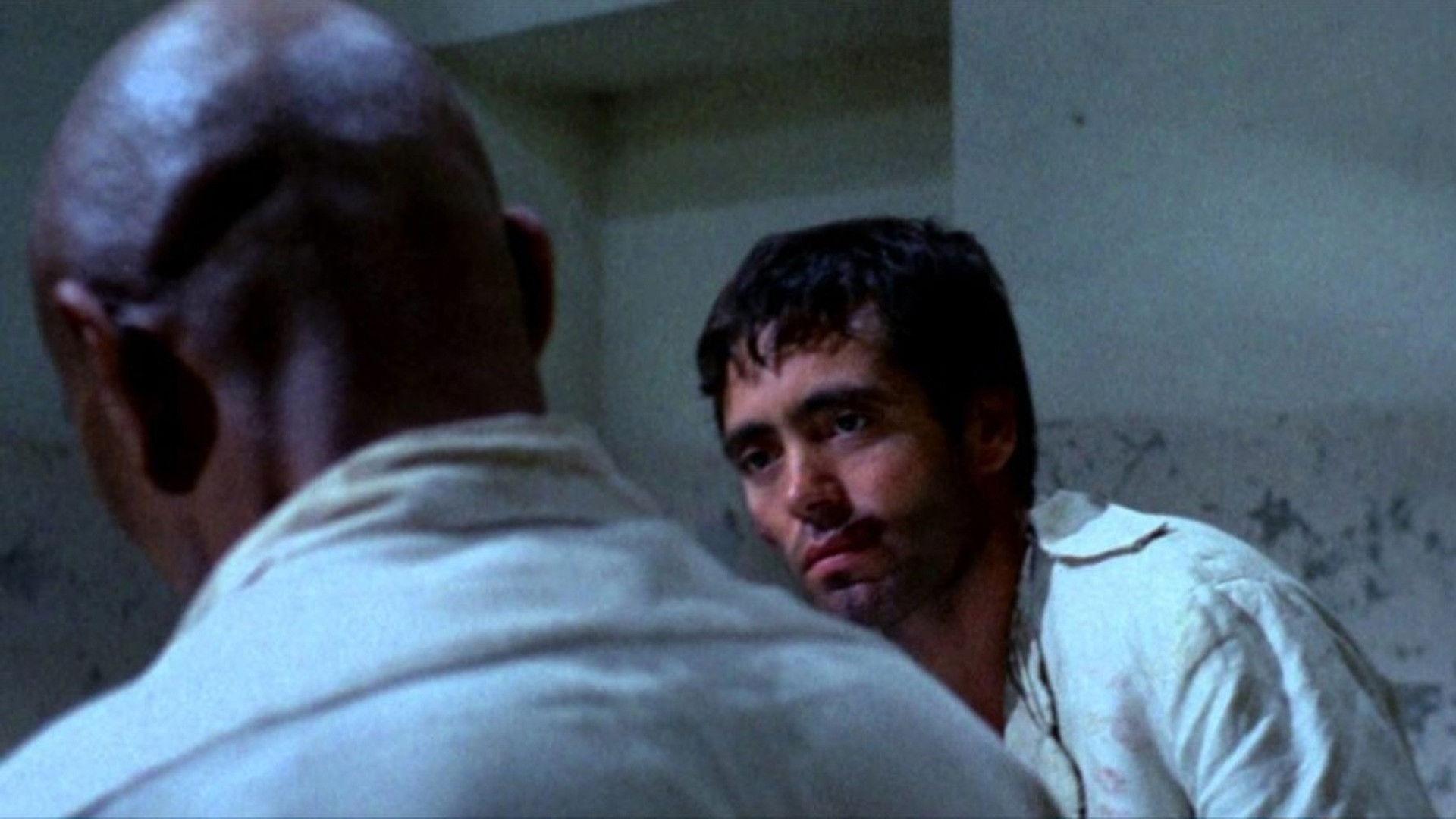 Seduto alla sua destra