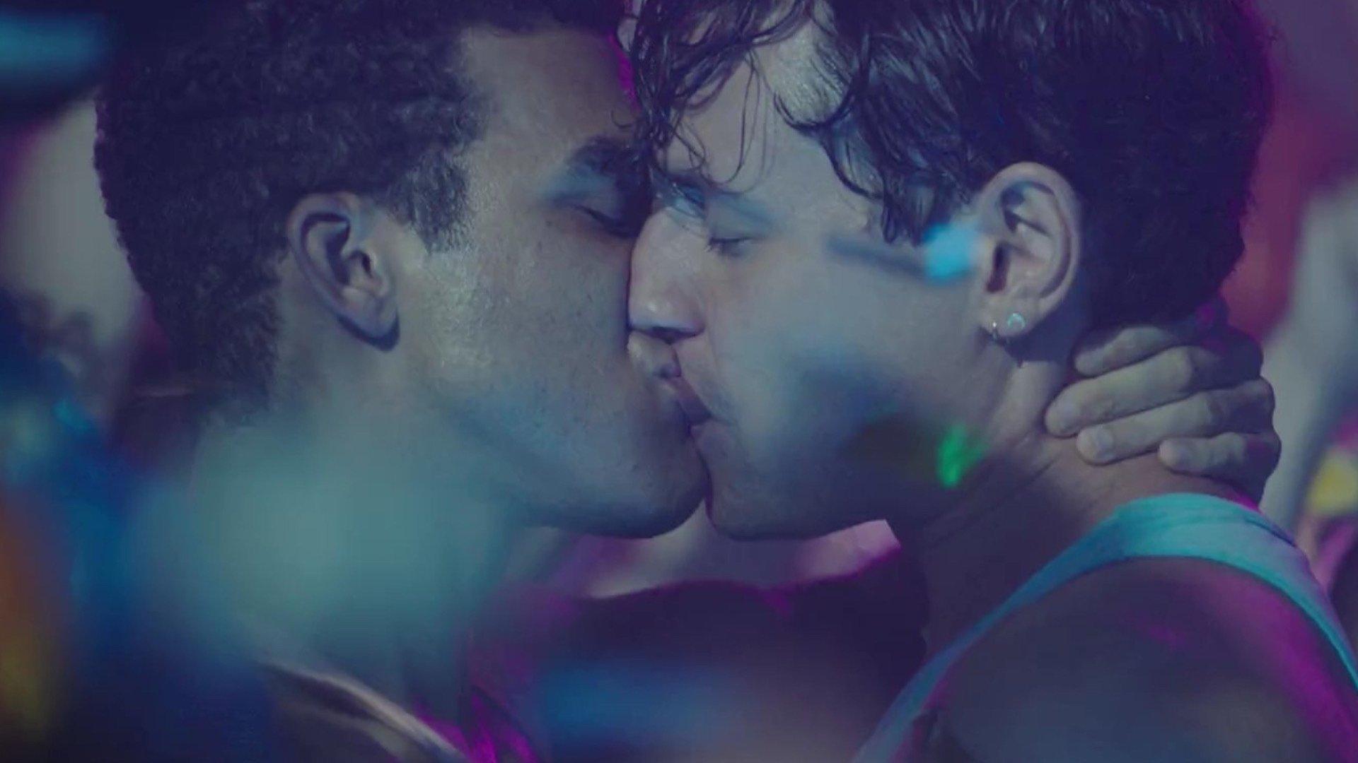 Into the Dark 16: Midnight Kiss