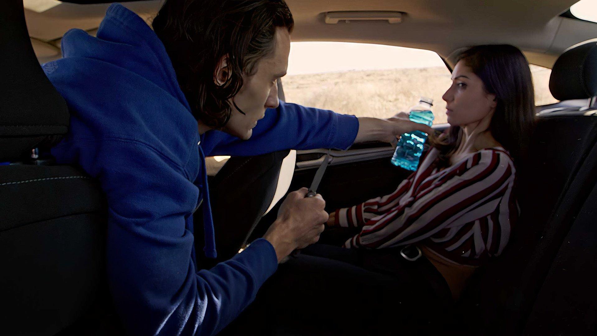 Dziewczyna na tylnym siedzeniu